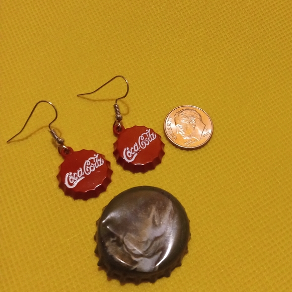 NEW Gorgeous Mini Coca Cola Bottlecap Earrings - Picture 4 of 4